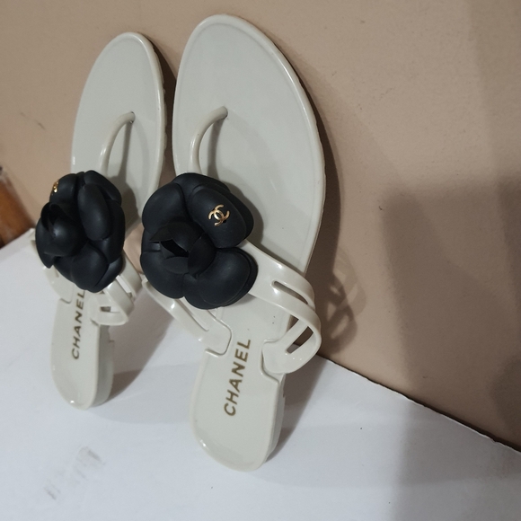 Chanel Camelia Slide - Picture 2 of 5